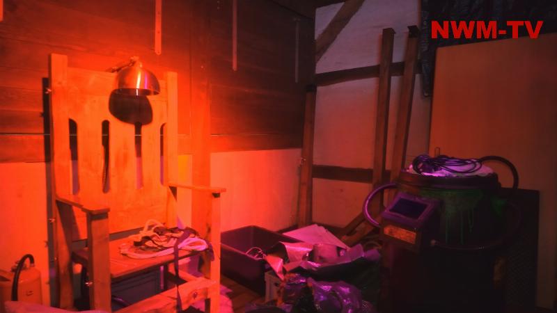 Vom privaten Gruselgarten zur Halloween-Tradition im Emsland: Familie Lauinger bereitet das Halloweenhaus in Helte erneut vor – Rund 120 Menschen gehören zum Team, 40 bis 50 halfen in den vergangenen zehn Tagen fast täglich beim Aufbau – Mittelalter-Kulisse und Piratenschiff entstehen – Eröffnung am Freitag