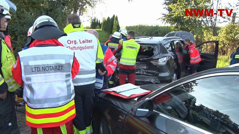 Drei kleine Kinder und ihre Mutter bei schwerem Unfall auf der B214 in Ankum verletzt: VW-Bus prallt auf abbiegenden Ford, der mit einem Audi kollidiert – acht Verletzte, MANV-Einsatz und Rettungshubschrauber; Feuerwehr schneidet den Ford zur Rettung Schwerverletzter auf
