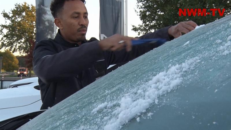 Erster Frost überrascht Autofahrer in Quakenbrück: Vier Grad über null und trotzdem Eis auf den Autoscheiben – im Freien geparkte Fahrzeuge am Stadtrand betroffen – Eiskratzen am Morgen und Zeit, an den Wechsel auf Winterreifen zu denken