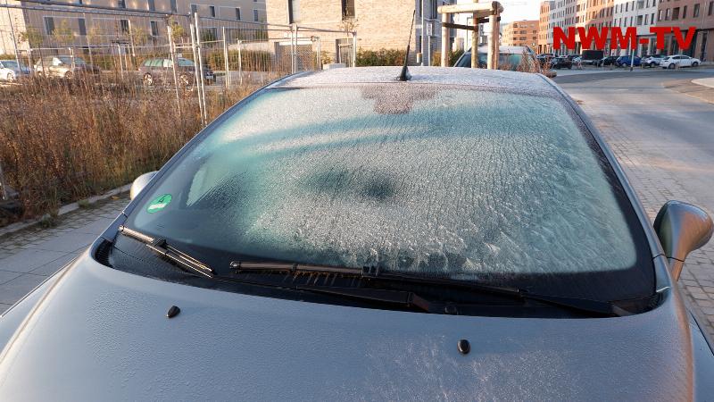 Erster Frost auf den Autos, Temperaturen um drei Grad und ein goldener Sonnenaufgang: Der Herbst zeigt am Dienstagmorgen seine kalte Seite – wer heute noch Sonne tanken will, sollte die Gelegenheit nutzen, denn die nächsten Tage werden wieder nass und ungemütlich