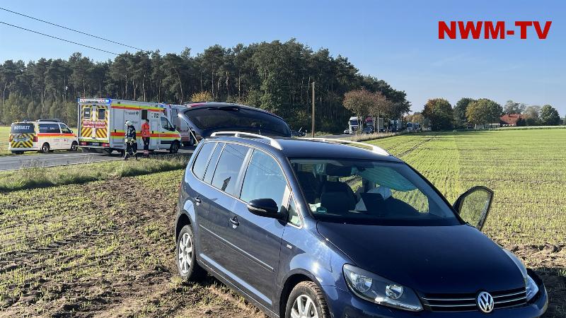 VW gerät in den Gegenverkehr und touchiert entgegenkommendes Fahrzeug - Beide Autos kommen von der Straße ab - Eine Person wird verletzt ins Krankenhaus gebracht