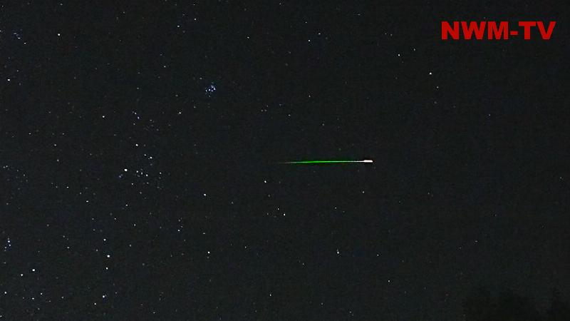 Das Erbe des Halleyschen Kometen: Höhepunkt des Orioniden Meteorschauer steht kurz bevor - die Erde durchquert dabei die Staubspur des prominenten Kometen - die Staubpartikel verglühen als Sternschnuppen in der Erdatmosphäre - bereits in den vergangenen Nächten konnten einige Meteore beobachten werden - der bevorstehende Höhepunkt könnte von Wolken getrübt sein