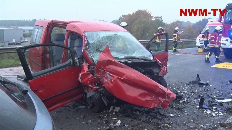 Überholmanöver endet in Trümmerfeld – drei Pkw zum Teil völlig zerstört – fünf Verletzte ins Krankenhaus gebracht - mehrere Personen eingeklemmt – Großaufgebot an Rettungskräften vor Ort – Rettungshubschrauber an der Unfallstelle gelandet - Rettungskräfte bekommen Unterstützung aus dem Landkreis Osnabrück - Vollsperrung der B 213 – riesiges Trümmerfeld