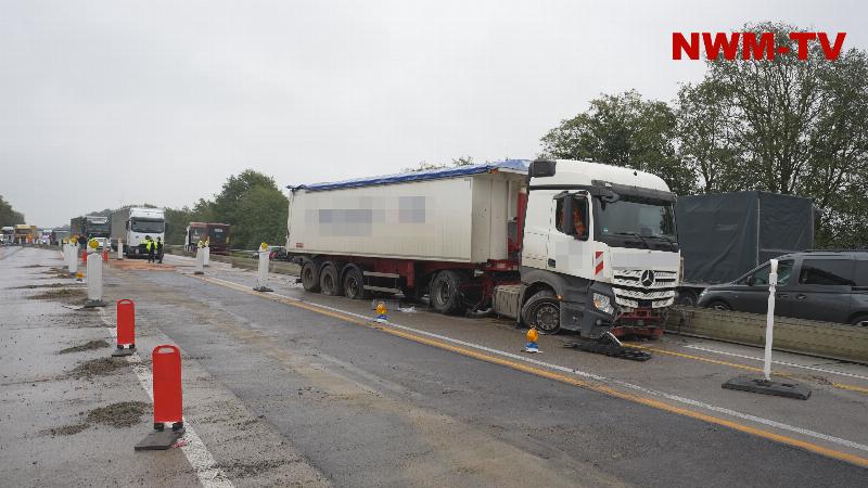 A1 bei Groß Ippener: LKW prallt am Beginn der Baustelle in die provisorische Leitplanke - LKW kommt schwer beschädigte auf der Fahrbahn zum Stehen - Fahrer wird leicht verletzt - Trümmerteile und beschädigter LKW blockieren die Autobahn - Vollsperrung der A1 in Richtung Osnabrück