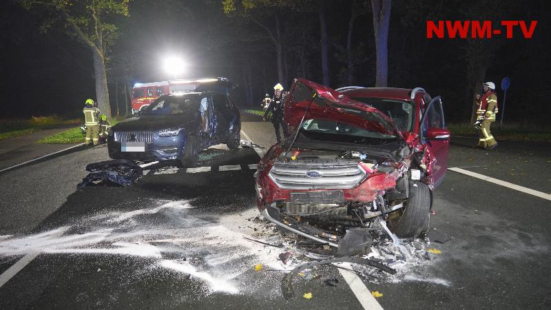 Schwerer Kreuzungsunfall auf der K242 bei Wildeshausen - Ford prallt mit starker Wucht in die Fahrerseite eines Volvo - eine Person im Volvo wird im Fahrzeug eingeschlossen und muss von der Feuerwehr befreit werden - insgesamt werden drei Personen zum Teil schwer verletzt und in umliegende Krankenhäuser transportiert - unter den Verletzten befindet sich auch ein Kind
