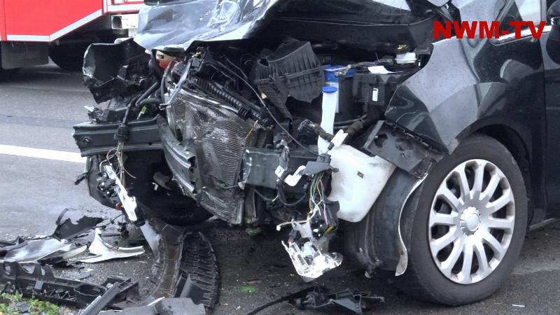 Lkw und Ford kollidieren im Kreuzungsbereich B401/B70 – Pkw-Fahrer wird leicht verletzt – Der Ford muss mit einem Kran geborgen werden