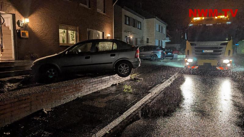 Parkmanöver endet im Nachbarvorgarten – Opel bleibt auf Gartenmauer hängen – Abschleppdienst rückt zur Bergung an
