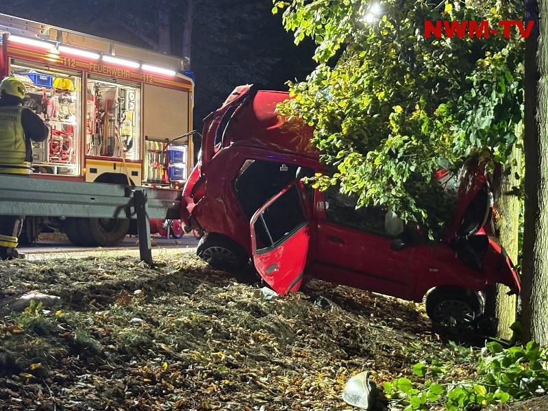 Kleinwagen kommt in einer Linkskurve von der Straße ab und landet am Baum – Zwei Insassen nach Angaben der Feuerwehr leicht verletzt – Stark beschädigtes Fahrzeug hinter der Leitplanke