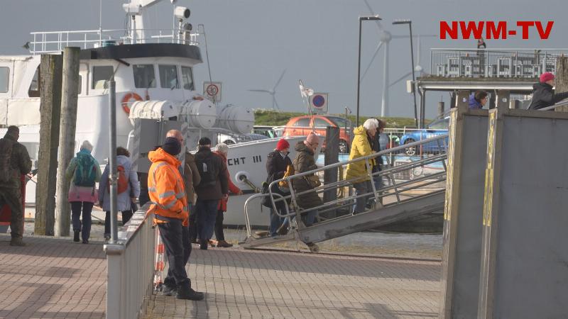 Sturm peitscht die Nordsee vor Harlesiel auf – Geänderte Fährzeiten nach Wangerooge, am Montag fallen alle Überfahrten aus – Warnung vor orkanartigen Böen und einer Sturmflut in der Nacht