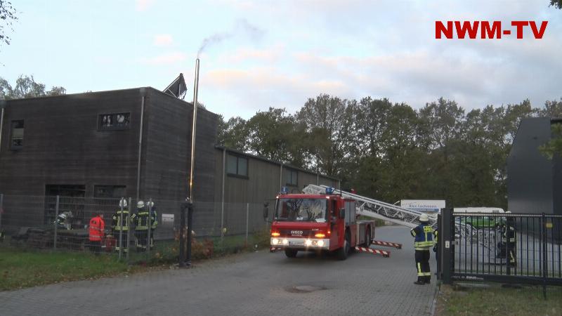 Funkenflug und Rauchentwicklung – Feuerwehr mit Drehleiter im Einsatz – Unterstützung für den Bezirksschornsteinfeger