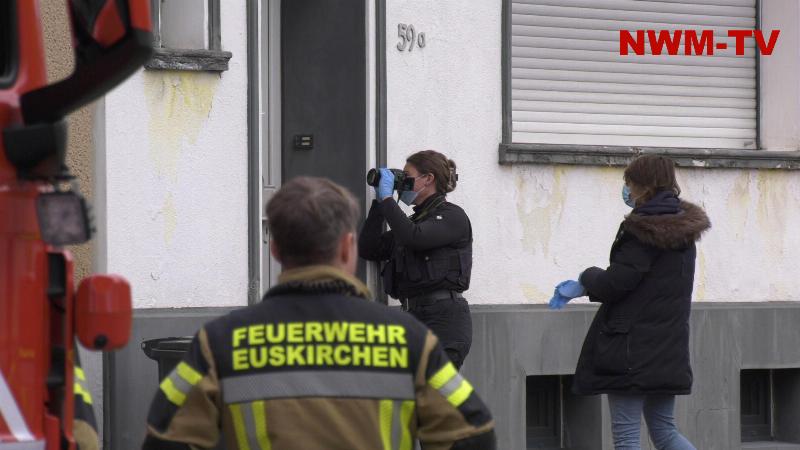 Mehrere Schüsse auf bewohntes Einfamilienhaus in Euskirchen – Vater und Sohn unverletzt - Mordkommission ermittelt wegen versuchten Tötungsdelikts - Spurensicherung untersucht Einschusslöcher