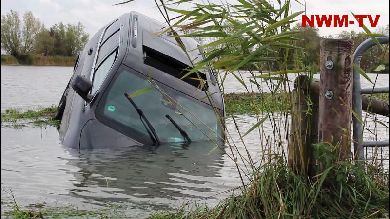 Auto gerät an der Deichauffahrt ins Wasser – Motorhaube und vorderer Innenraum überflutet – zwei Insassen befreien sich selbst und bleiben unverletzt – Bergung wegen hohen Wasserstands zunächst nicht möglich