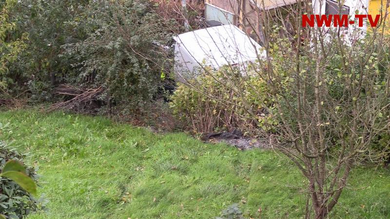 Pakettransporter macht sich in Tecklenburg selbstständig – Spur der Verwüstung führt durch Garten und endet an einer Laterne – der Fahrer unverletzt – die Polizei ermittelt den Unfallhergang