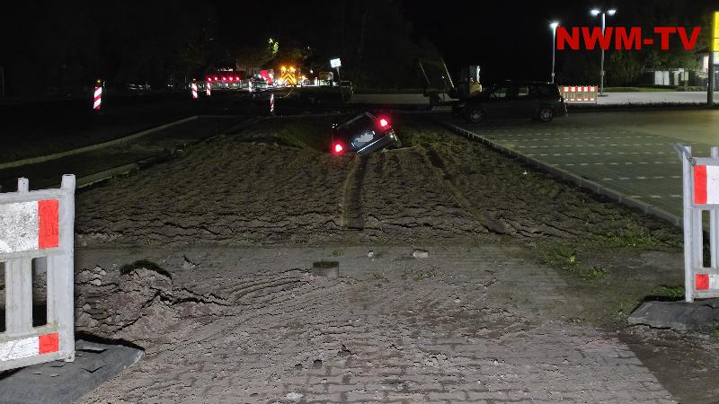 Zwischen zwei Barken passte der VW noch durch – dann war im Graben Schluss: Frau fährt in Menslage durch eine Baustelle neben dem Netto-Markt – Abschlepper zieht den Wagen aus dem Sand