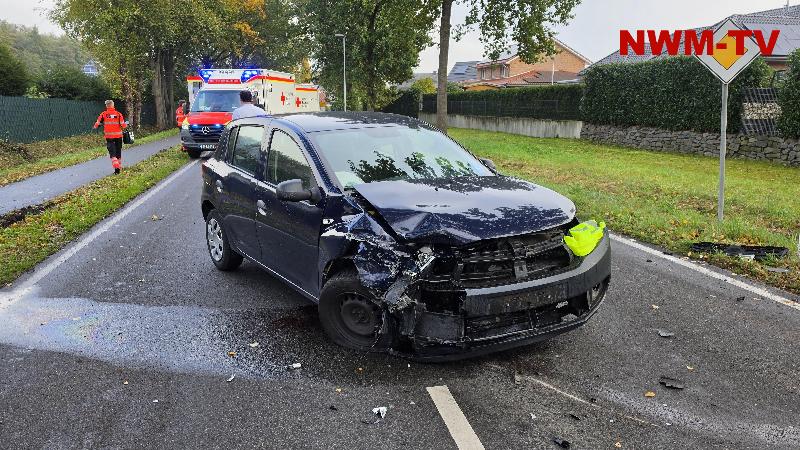 BMW biegt plötzlich ab – Dacia kracht in Beifahrerseite – beide Autos drehen sich um 180 Grad – zwei Frauen verletzt – K111 vorübergehend voll gesperrt – langer Rückstau – Dacia blockiert Straße – BMW wird auf Fußweg geschleudert