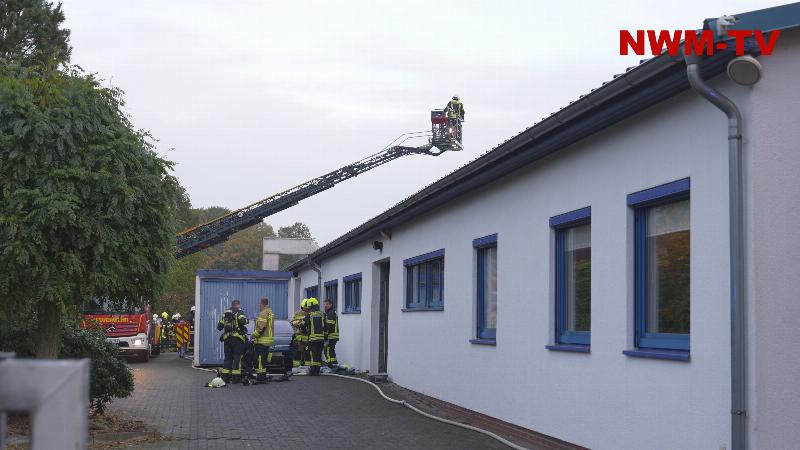 Gemeldeter Gebäudebrand am Morgen in Ganderkesee - Schwelbrand in der Decke kann schnell gelöscht und eine Ausbreitung verhindert werden - Personen werden nicht verletzt