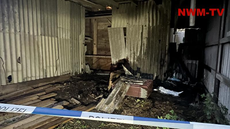 Holzpaletten und Unterstand an einer Halle in Twist brennen – Meldung über mögliche Flammen aus der Halle führt zur Alarmstufe "F3 Gewerbe" – Feuerwehr löscht unter Atemschutz – Nach weiteren Einsätzen in der Siedlung ermittelt die Polizei zur Brandursache