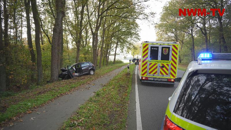 Schwerer Unfall auf der B51 bei Barnstorf - Autofahrer kommt von der Fahrbahn ab und kollidiert frontal mit einem Baum - Mann kommt mit lebensgefährlichen Verletzungen ins Krankenhaus - Bundesstraße zeitweise voll gesperrt