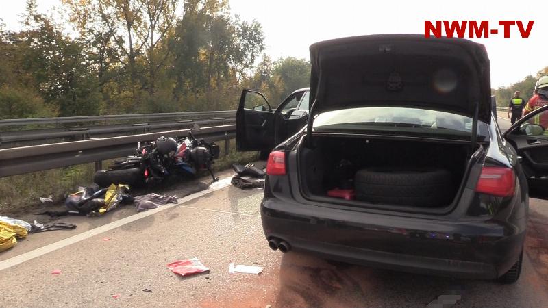 Rückstau auf der A1 bei Ladbergen führt zu Unfall mit vier Fahrzeugen – Sieben Verletzte, Motorradfahrer lebensgefährlich verletzt - Motorrad wird unter der Leitplanke eingeklemmt